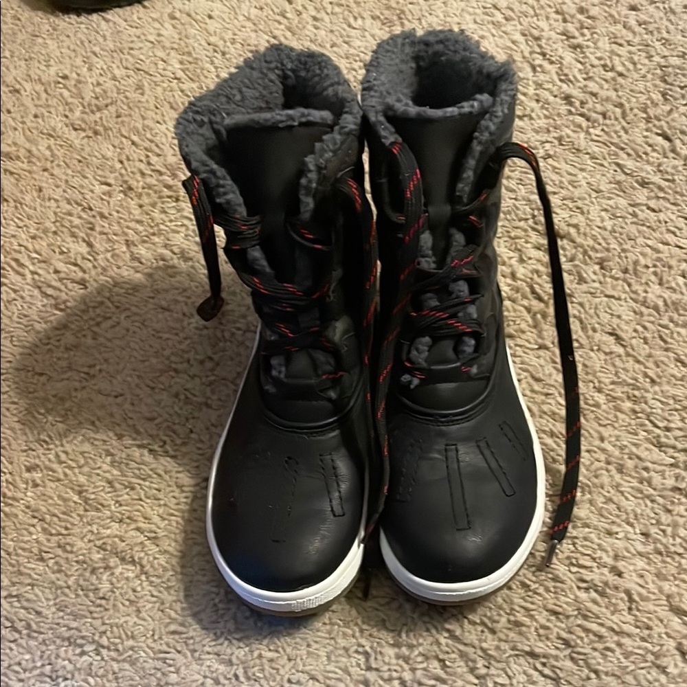 Women Black Winter Boots
Size 6. Wool Insulated.
Never worn.